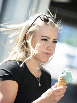 Kun naisten jääkiekkomaajoukkue sai keväällä hopeamitalit kaulaan, Ronja Savolainen oli  yhtä aikaa ylpeä ja surullinen. Kulta oli niin lähellä.