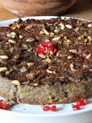 Tuhti jauhelihapiirakka kaipaa rinnalleen vain salaattia.