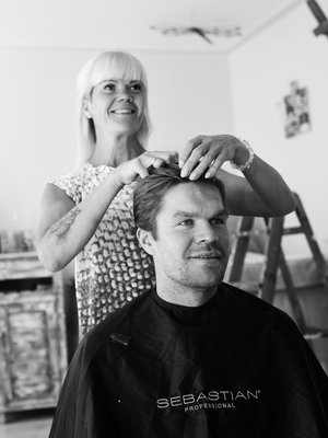 Jääkiekkoilija Siim Liivik käymässä naapurirapussa äidin luona. Katrin on kampaaja ja leikannut aina Siimin hiukset. ”Siimulla on välillä ollut ihan outoja kampauksia, hän on ollut harjoituskappaleeni.”