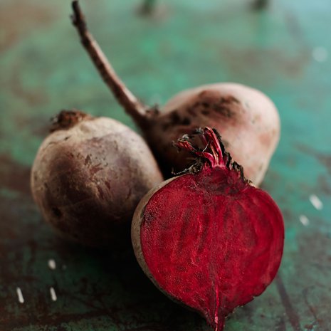 Puinen leikkuulauta kannattaa suojata leivinpaperilla, jotta punajuuren verevä väri ei värjää lautaa pysyvästi.
