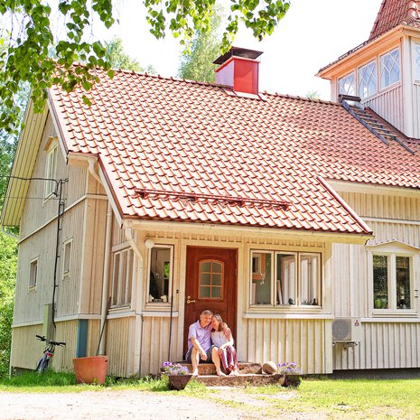 Talo oli pitkään kesähuvilana, ennen kuin Tove Slotte muutti sinne perheineen. Markku saapui tyttärineen vuonna 2006.