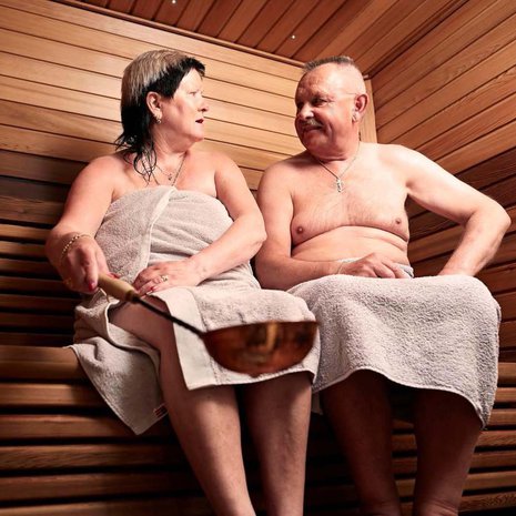 Kun Riitta-Liisa ja Eugeniusz saunovat, juttuja kuuntelee aina myös saunatonttu Sauli.