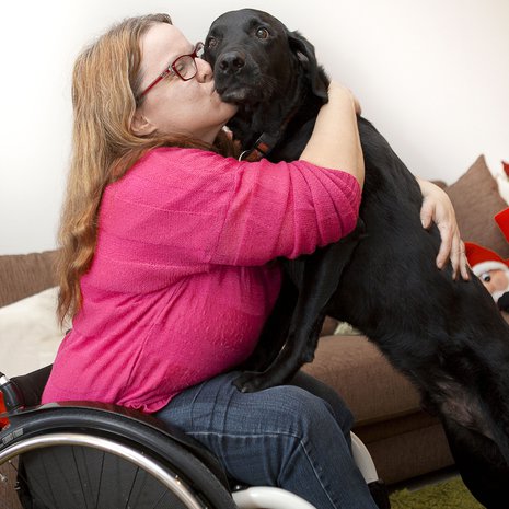 "Kun käyn asioilla, ihmiset kiinnittävät aina ensimmäisenä huomionsa koiraani.  Se on minulle helpotus",  sanoo Anne Saarinen.