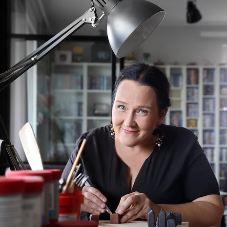 Pohjanmaalla Jenniltä usein kysytään ”mitä tällä teherähän?” Siihen on kiva vastata, että ei yhtään mitään. Ystävä lisäsi kerran ”voi sinne muuttaa asumaankin, jos mahtuu”.