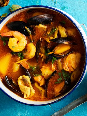 Kala-äyriäiskeiton keltainen väri tulee sahramista ja appelsiinista.