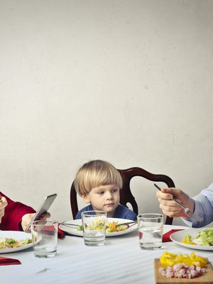 Toisten tekemät päivitykset vangitsevat helposti huomion niin, että lähellä olevat jäävät huomiotta. Määritä itsellesi kokeeksi ne tilanteet, jolloin et koskekaan kännykkään.