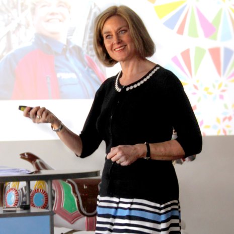 Linnanmäen toimitusjohtaja Pia Adlivankin, 49, asuu miehensä ja 15-vuotiaan tyttärensä kanssa Laajasalossa. Perheen toinen tytär on vaihto-oppilaana. Lisäksi perheeseen kuuluu kolme bonuslasta. Pia harrastaa lukemista, lenkkeilyä ja ruuanlaittoa.