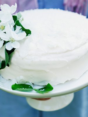 Omenankukilla koristeltu kakku on kaunis kuin morsian.