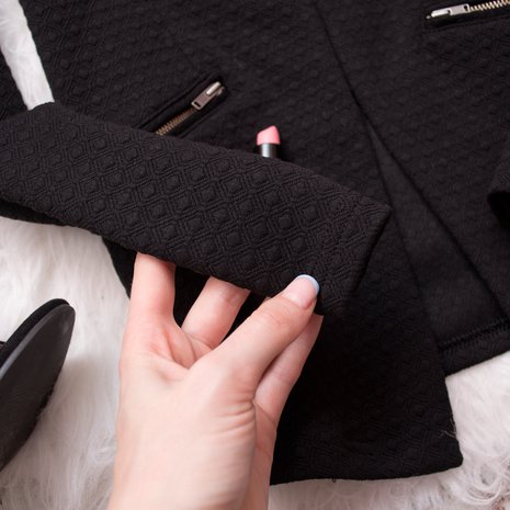 Musta vaate ei välttämättä ole tukahduttavan kuuma aurinkoisellakaan säällä, kunhan valitsee materiaalin oikein.