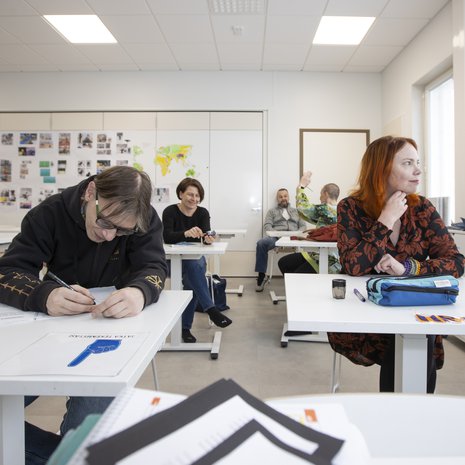 Istuminen luokkahuoneeseen <EP>oli aikamatka nuoruuteen. Tutut asennot löytyivät itsestään: jalan ojennus, käsi poskelle. Edessä Janne ja Anna, keskellä Anu, takana Sari ja Milko.