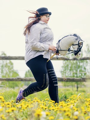 Kati Pitkälä, 24, asuu Kausalassa kahden kissan ja 40 keppihevosen kanssa. Keppihevostalli Rokkun kuulumisia voi kurkata Instagramista @kht_rokku.