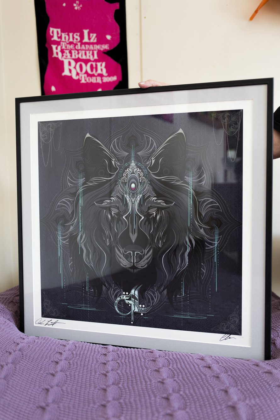 "Tilasin Jenkeistä 'Aquarian Wolf' -printtikuvan. Sain grafiikkalehden 64/300. Siinä on taiteilijan ja Adamin nimikirjoitukset. Minusta se on hieno."