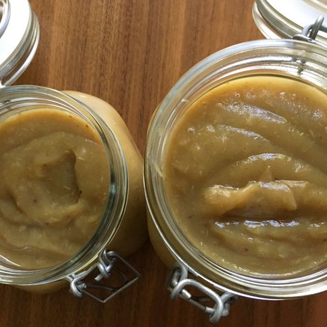 Omenasoseen väri vaihtelee lajikkeen mukaan. Sitruunamehu kirkastaa värin.