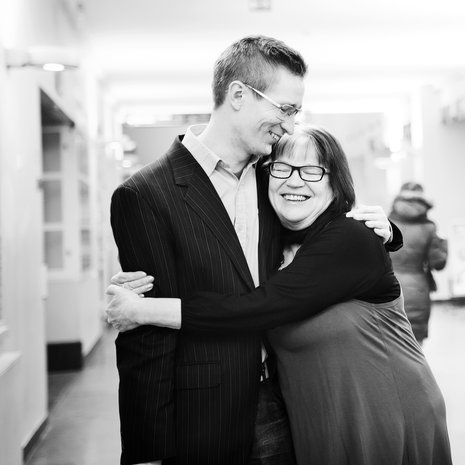 Tampereen rautatieasema on Orakselle ja Riitalle tuttu paikka. Yhteiset junamatkat ovat heille yhä yhtä juhlaa.