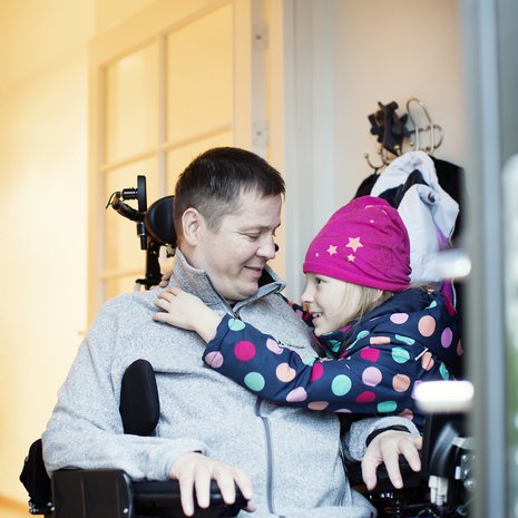 Vihdoin kotona! Jari Mönkkönen voi taas olla täysillä mukana Miisan ja muiden lastensa arjessa.