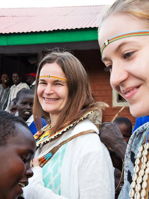 Oppilaiden äidit­ kiittivät vieraita itse­ tehdyillä koruilla.­