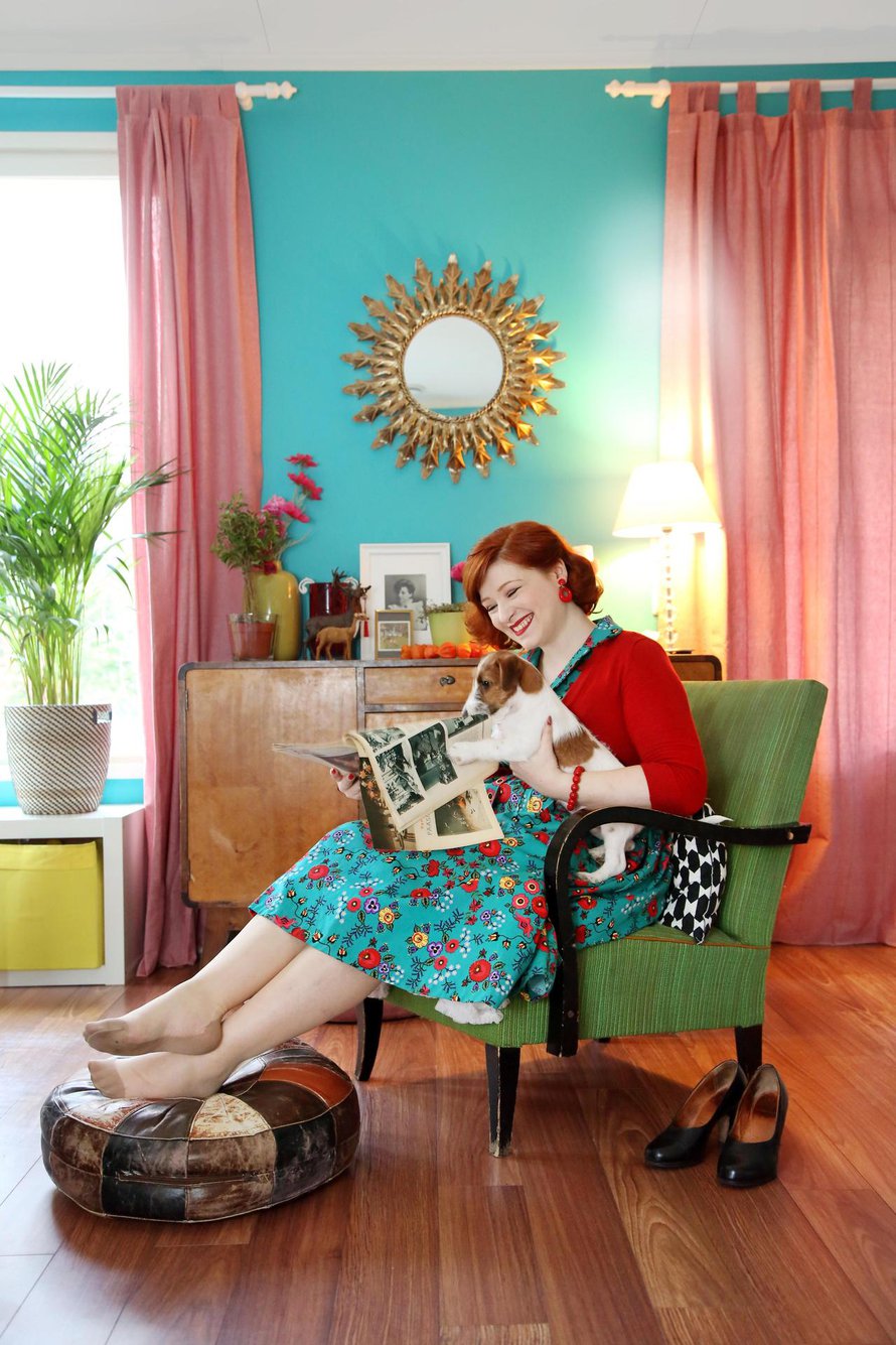 Annan asuissa ja kodissa on paljon vintage-vaikutteita. Korkokengät ovat 1940-luvulta ja mekko uustuotantoa Lindy Bop -nettikaupasta. Korvikset Luxulite ja vyötärölle päättyvä villatakki Doll Me Up. Koiranpentu Sulo osallistuu innokkaasti lehden lukuun.