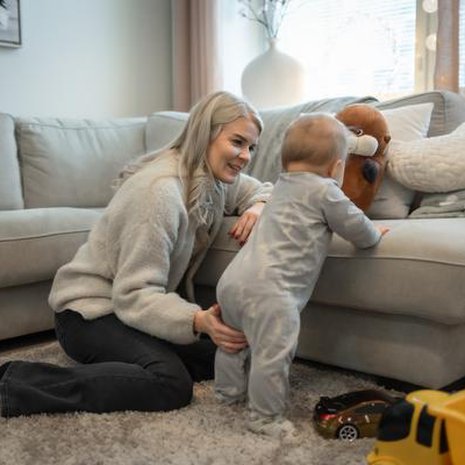 ”Vauvan mielelle on tärkeää, että vanhempi oppii säätelemään tunteitaan. Silloin hän osaa vastata herkästi lapsen viesteihin”, vauvatyöntekijä Riikka Niemi sanoo.
