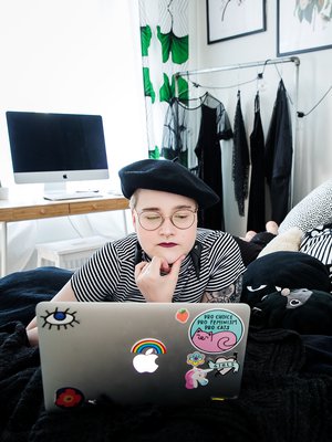 Maiju aloitti tubettamisen vuonna 2013 esittelemällä kameralle ostoksiaan ja tekemällä päivistään my day -videoita. Nyt Maijun suosituimpia videoita ovat ne, joilla hän puhuu suoraan vaikeista ja intiimeistä aiheista: seksistä ja ekasta kerrasta, kainalokarvoista ja kuukautisista, masennuksesta ja avun hakemisesta. Maiju toivoo, että joku olisi puhunut niistä hänellekin.