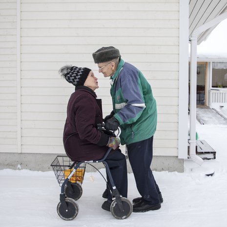 93-vuotiaat Eila ja Hemmi Jaara asuvat Yli-iissä ja ovat olleet naimisissa reilun vuoden.