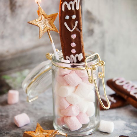 Piparihahmoista saat hauskan joulutuliaisen, kun istutat sen vaahtokarkkien keskelle ja kuorrutat piparin pinnan suklaalla.