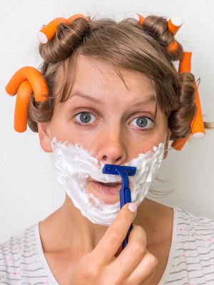 Kuka tahansa saattaa bongata itsestään mieskarvan, mutta kypsään ikään ehtinyt todennäköisemmin kuin teini.