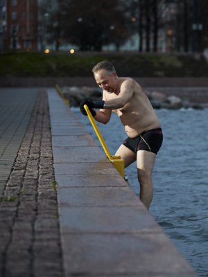 Vielä muutama porras hyiseen mereen Helsingin Eiranrannassa. ”Tässä kohtaa voisin perua, mutta aina olen mennyt veteen asti”, Kimmo sanoo.