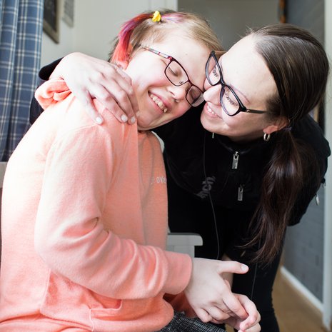 Erja Hyvönen ei ole koskaan ajatellut, että hänen tyttärensä Alexandran paikka olisi muualla kuin kotona. ”Yhteiskunnan pitäisi arvostaa sitä päätöstä.”