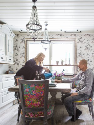 Sisustuskirjai­lija Ilona Pietiläisen, 38,  ja kirvesmies Janne Pietiläisen, 44,  perheeseen kuuluvat 9-vuotias Pietu-poika sekä Neilikka-koira. Keittiön seinillä kukkivat Boråsin tapetin ruusut. Väriä tuovat tuolit, joiden kangas on Intiasta. Harmaa pöytä on kierrätyspoppelia.