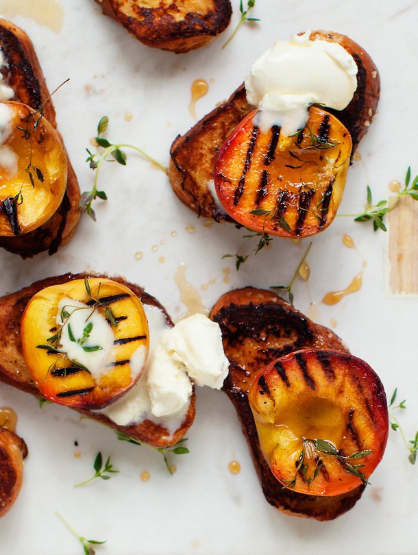 Vaihda tuttu hillotäyte grillattuihin persikoihin.