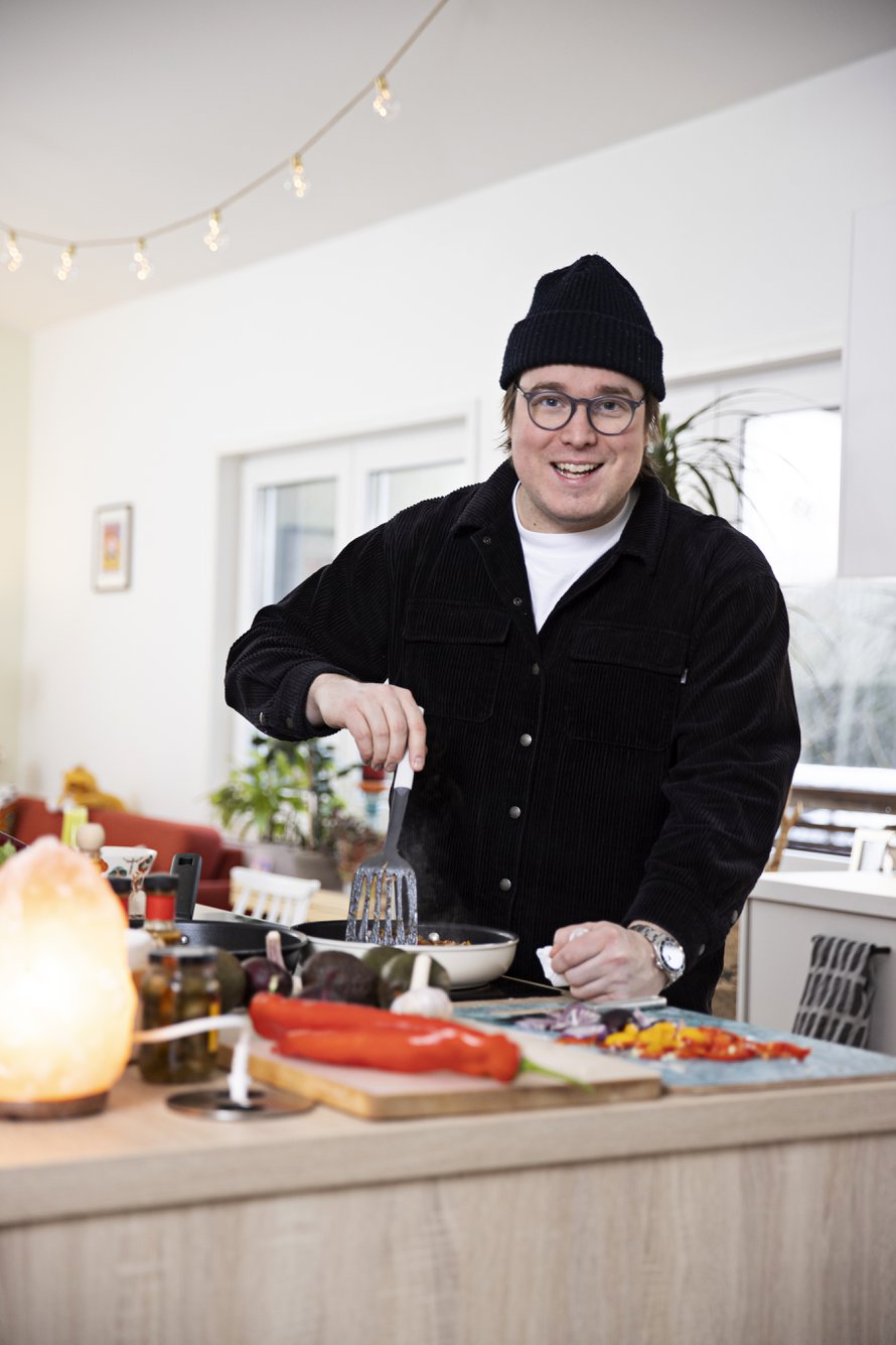 Miikka Niiranen kokkailee joka viikko perheelle ja ystäville. 