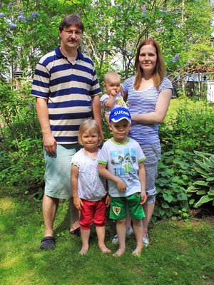 Kun tämän perheen isä uhkasi tehdä piharemontin itse, kutsuttiin hätiin Huvila ja Huussi.