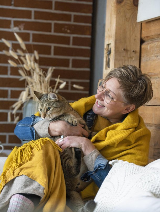 Marjut on käsitellyt paljon lapsuuttaan ja sitä, miksi hän koki pitkään riittävänsä vain, jos teki paljon töitä. Marjutin sylissä kissa Katti Matikainen. 