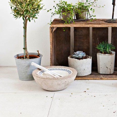 Koristekulho valettiin muoviseen vatiin, jonka p&auml;&auml;lle painettiin vanha posliinilautanen. Ruukkujen muotteina k&auml;ytettiin pieni&auml; muovi&auml;mp&auml;reit&auml;.