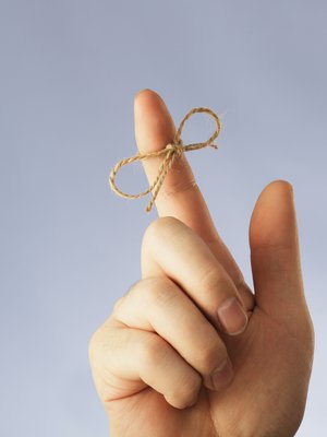 Konkreettiset teot voivat olla hyviä apuvälineitä muistille.  Opettele joka päivä jotain pientä: kassajonossa kassaneidin nimi tai hedelmävaa’alla kurkun numero.