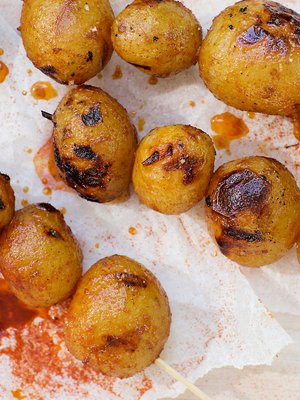 Sujauta keitetyt perunat vartaisiin.