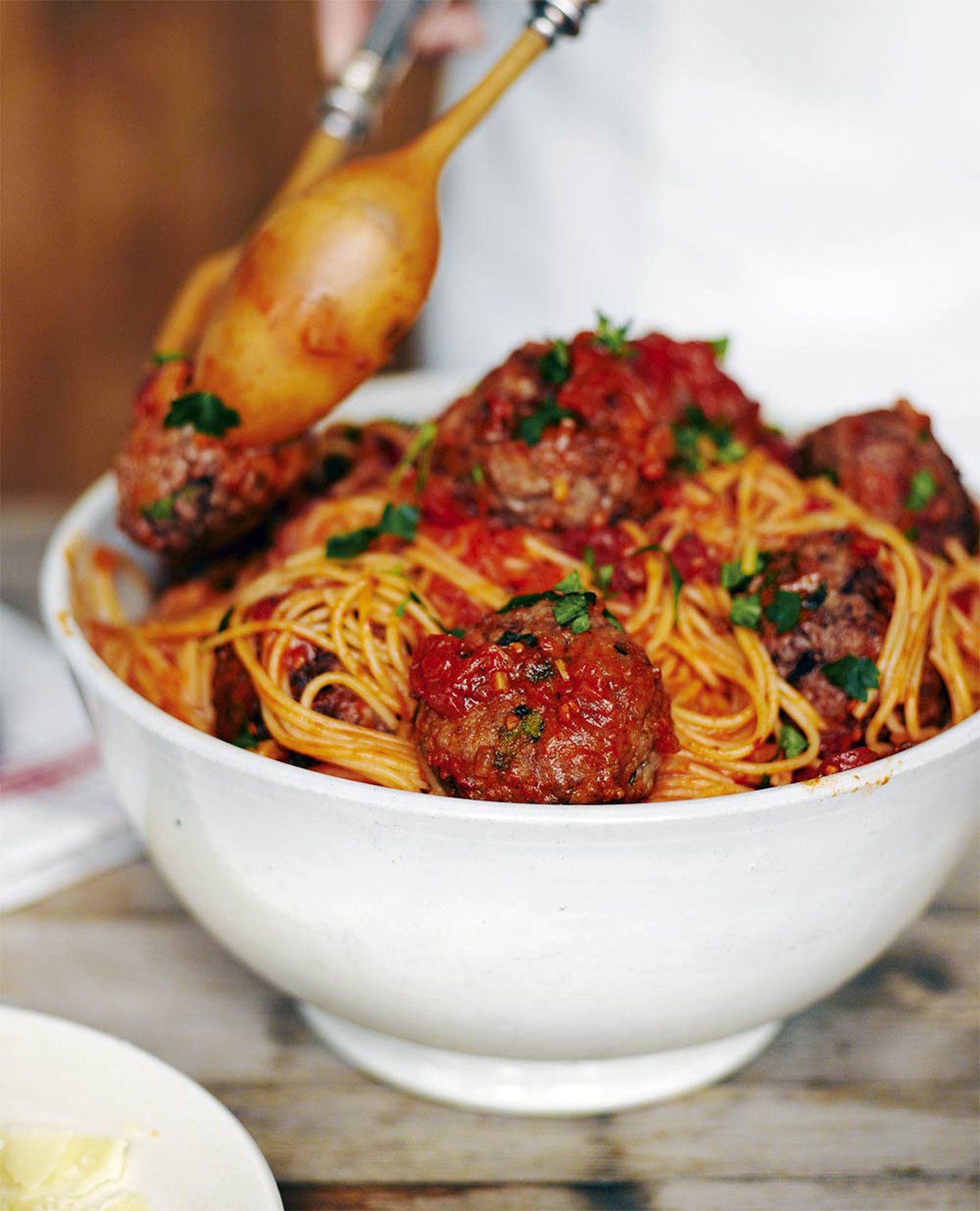 Spagettia lihapullilla maistuu taatusti jokaiselle ja täyttää nälkäisimmänkin vatsan.