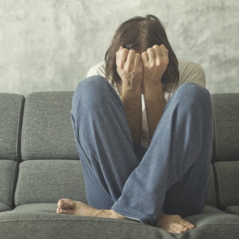 Älä jää yksin, jos elämä tuntuu liian pimeältä.