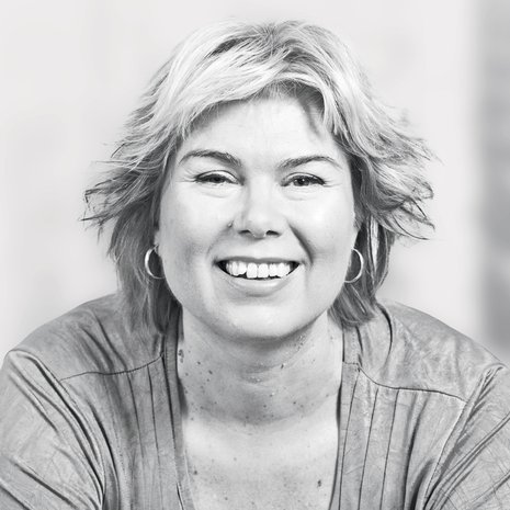 Minna Oulasmaa, 51, on perhesuhteiden asiantuntija Väestöliitossa ja eskarilaisen mummi. Lapsenlapsen mielestä Espoon-mummilassa on Suomen parhaat marjat. Mummi poimii ne kaupan tiskiltä.