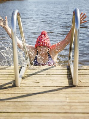 Tea Boman on 55-vuotias rakennusmestari ja asuu Kangasalla. Perheeseen kuuluvat puoliso Hannu ja lapset Ronja, 25, Karri, 22, ja Inari, 16. Tealla on yhden naisen maalaus-, tapetointi- ja siivousyritys. Tea rakastaa uimista sisällä ja ulkona ympäri vuoden. Kävelyillä Tea saattaa etsiä reitin varrelta uuden rannan, käydä uimassa ja jatkaa kävelyä.