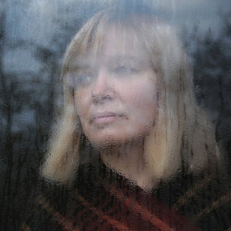 Masentunut eristäytyy usein muista. Etsi mikä tahansa syy lähteä ulos - saatat huomata jaksavasi paremmin.