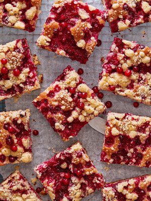 Helppo puolukkapiirakka on vartissa valmis uuniin.