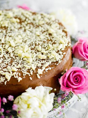 Vadelmakakun pohjana on täyteläinen kahvinmakuinen suklaakakku. Reseptiin on linkki jutun lopussa.