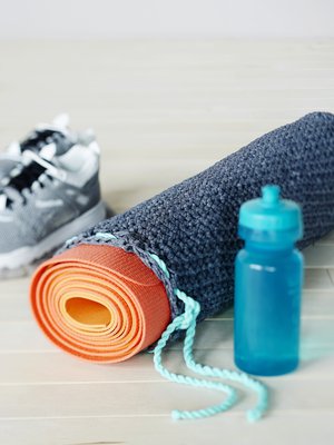 Trikookuteesta virkattu pussi käy jumppamaton tai putkirullan säilyttämiseen. Pussi tehdään kuten pyöreäpohjainen kori, mutta sen sivut ovat niin korkeat, että ne piilottavat sisällön. Jos virkkaat pussin sileälle putkirullalle, kaunista päällistä ei tarvitse ottaa pois, kun rupeat venyttelemään.