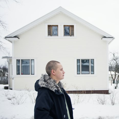 Lapsuuskodin pihalla Lahdessa Nikke muistaa: "Kerran haukuin mutsia apinaksi. Hän osti kaupasta 10 kiloa banaaneita ja käski syödä, kun kerran apinoiden perhettä olemme. Mutsi oli luova mimmi!"