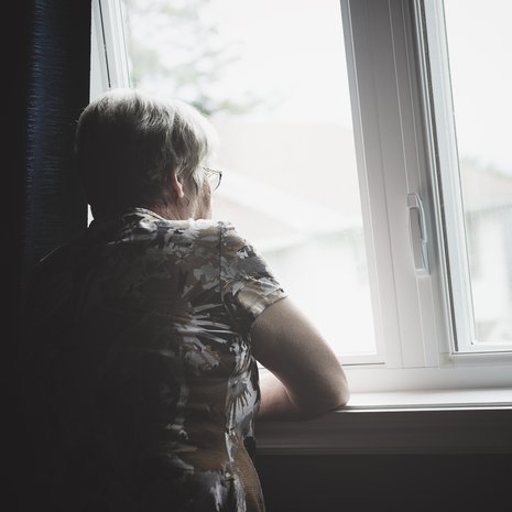 Joskus omaiset jättävät tulematta, koska eivät osaa kohdata muistisairasta. Kuvituskuva.