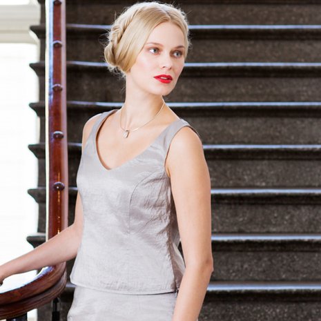 Tänä keväänä Tarja Rantanen voisi toteuttaa tämän asun hiekansävyisenä, tummansinisenä, punaisena tai valkoisena, jotka ovat myös Andiatan kevään 2014 vaatemalliston päävärit. Ohje Suuri Käsityö 1/2014.