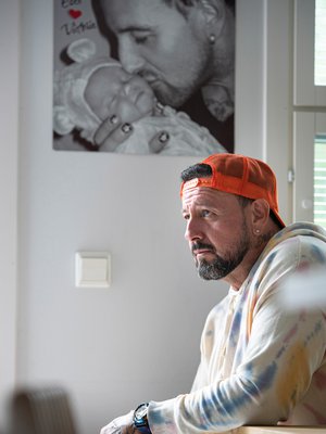 47-vuotias radiojuontaja asuu Espoossa. Vuoroviikoin hänen kanssaan asuu tytär Victoria, 11. ”En halua enää ikinä käydä läpi perheen hajoamista. Viime aikoina epäonnistumisen pelko on pienentynyt, vaikka se on aina mukana.”