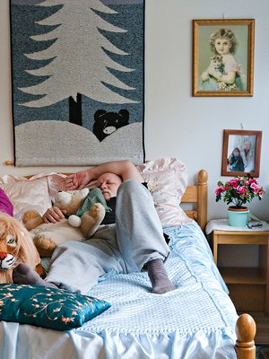 Meile ja Sergei heräävät yhä joka aamu neljältä, aivan kuten kadulla asuessaankin. Iltapäivällä otetaan nokoset pehmolelujen keskellä. 