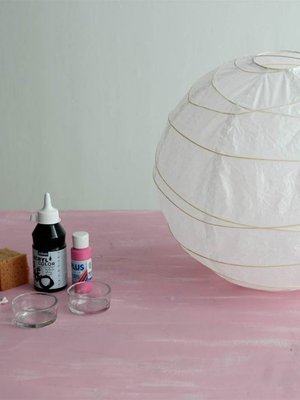 Tarvikkeet: varjostin, akryylimaaleja, vanupuikkoja, pikkukuppi ja pesusienen pala, sivellin. Selaamalla kuvakarusellia näet eri vaiheet.